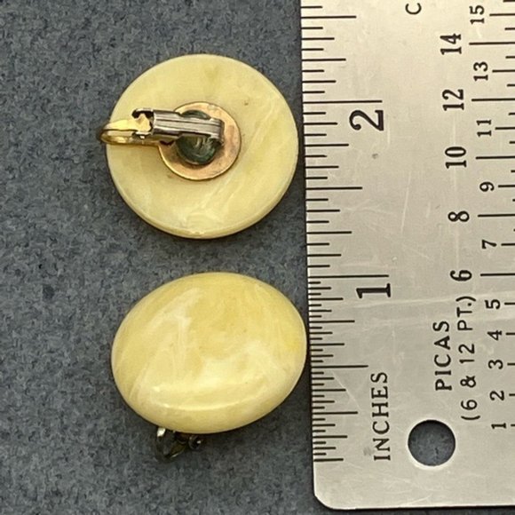 Clip On Earrings Cream White Marbled Domed Round Acrylic Vintage Granny Cottage - Picture 3 of 3